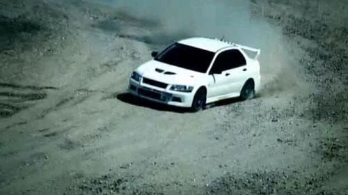 Un Mitsubishi Lancer Evolution VII se enfrenta al ejército británico en Top Gear