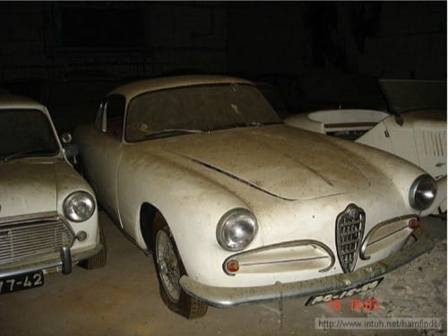 Coches clásicos abandonados en una granja