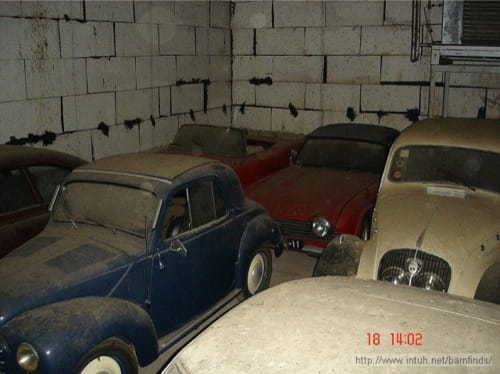 Coches clásicos abandonados en una granja