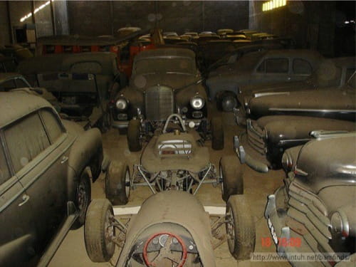 Coches clásicos abandonados en una granja