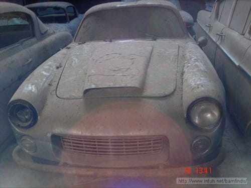 Coches clásicos abandonados en una granja