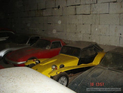 Coches clásicos abandonados en una granja