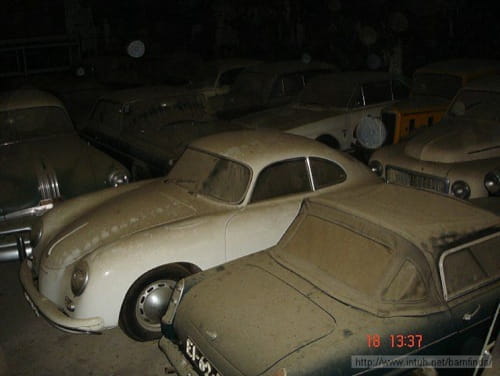 Coches clásicos abandonados en una granja