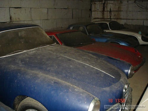 Coches clásicos abandonados en una granja