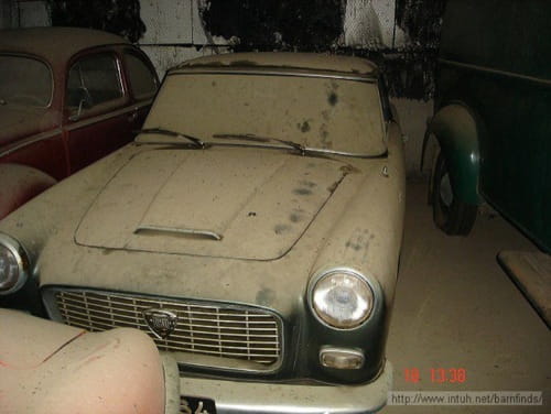 Coches clásicos abandonados en una granja