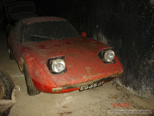 Coches clásicos abandonados en una granja