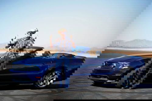 Estando ciego también se puede disfrutar de un Ford Mustang