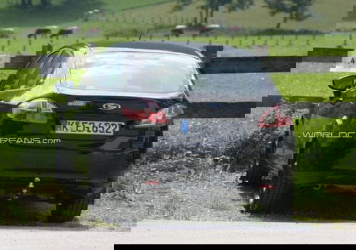 Ford Fiesta Sedán, espiado sin camuflaje