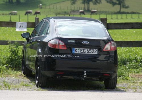 Ford Fiesta Sedán, espiado sin camuflaje