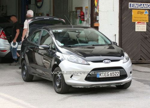 Ford Fiesta Sedán, espiado sin camuflaje