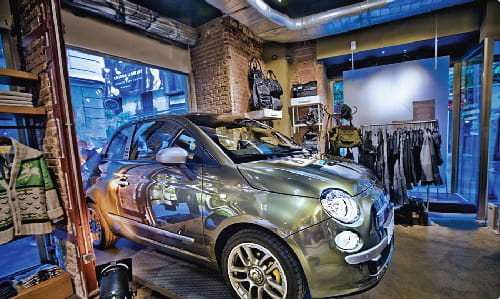 Alunizaje Fiat 500 tienda Diesel