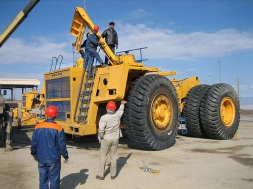 ¿Cómo se construye un dumper gigante Belaz?