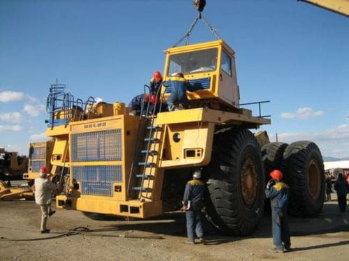 ¿Cómo se construye un dumper gigante Belaz?