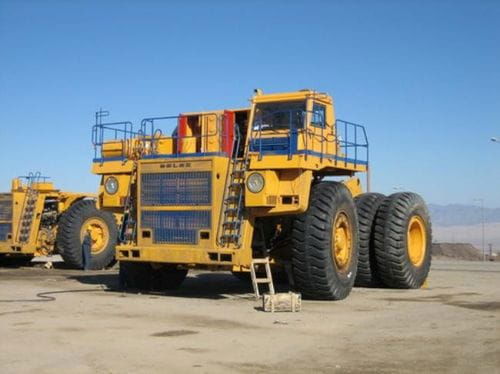 ¿Cómo se construye un dumper gigante Belaz?