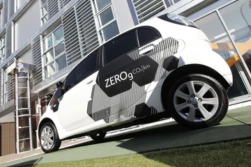 Vista lateral del Citroën C-Zero mostrando líneas compactas y dinámicas.