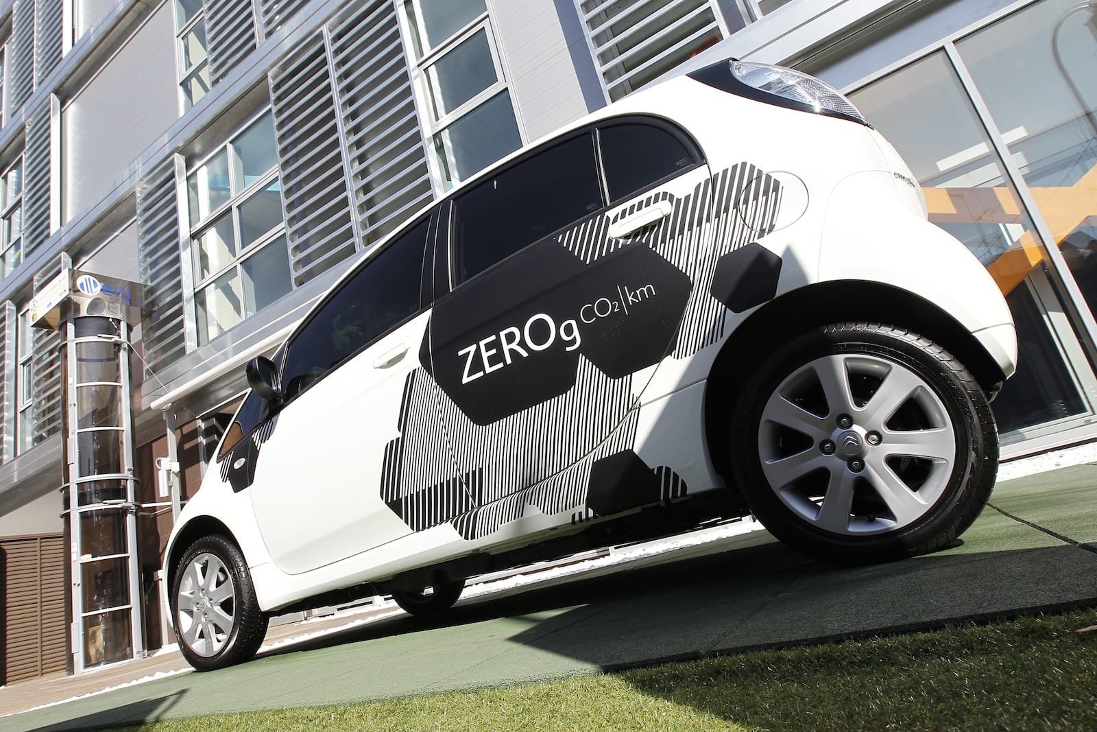 Vista lateral del Citroën C-Zero mostrando líneas compactas y dinámicas.