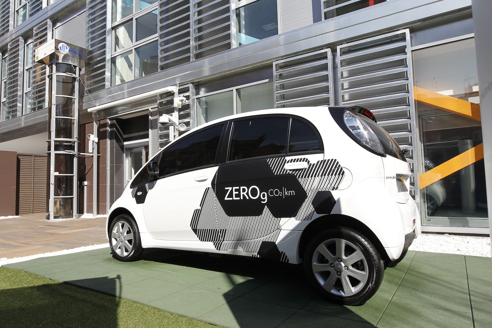 Vista lateral del Citroën C-Zero destacando su diseño compacto