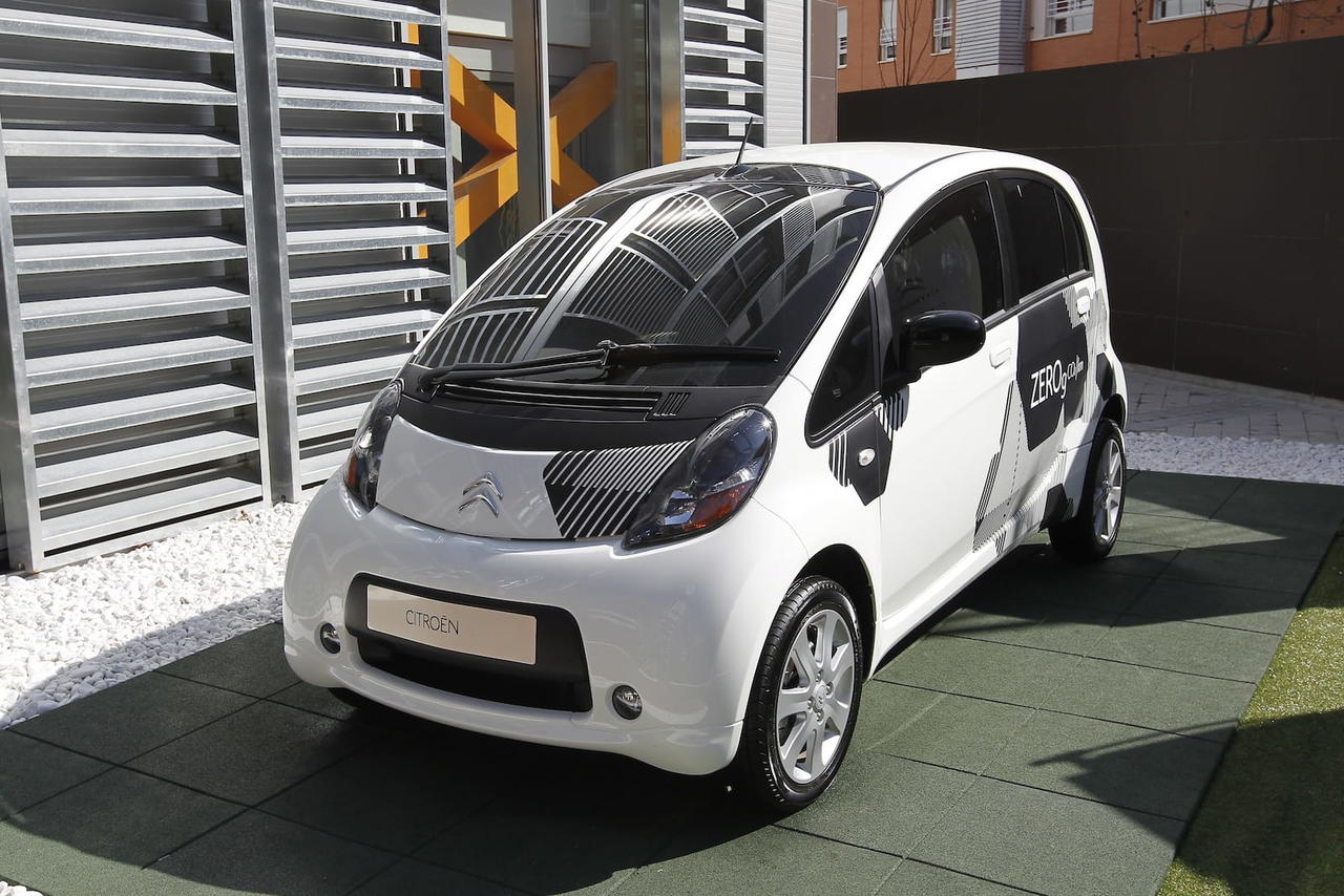 Vista angular del Citroën C-Zero, destacando su diseño compacto urbano. Vista angular del Citroën C-Zero, destacando su diseño compacto urbano.