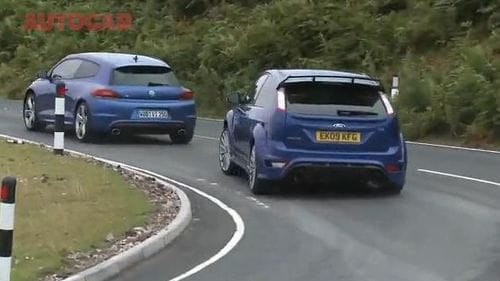 Volkswagen Scirocco R contra Ford Focus RS, duelo azul en vídeo