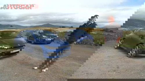 Volkswagen Scirocco R contra Ford Focus RS, duelo azul en vídeo