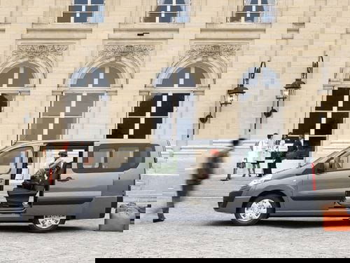 Dos coches para más de 7 pasajeros y abundante carga