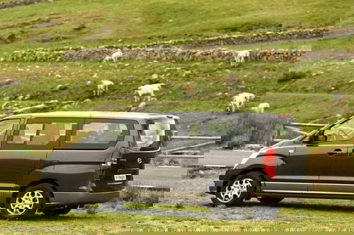 Dos coches para más de 7 pasajeros y abundante carga