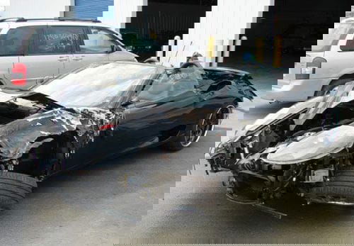 En tres años destroza diez coches exóticos