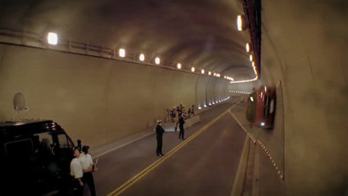 Mercedes SLS AMG volando por el túnel