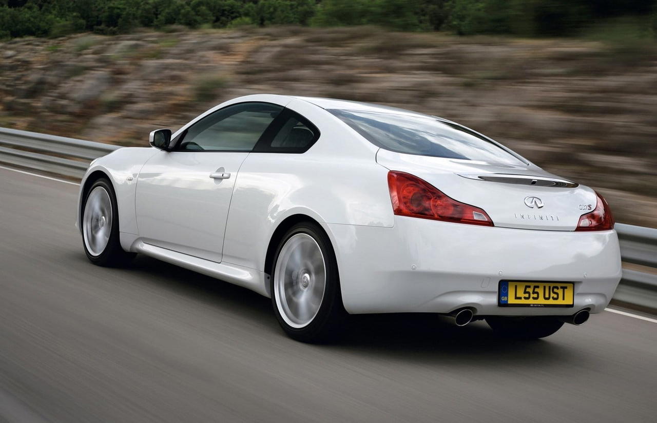 Vista dinámica del Infiniti G37 Cabrio desde un ángulo trasero lateral. Vista dinámica del Infiniti G37 Cabrio desde un ángulo trasero lateral.