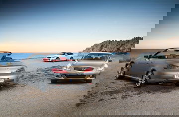 Vista lateral del Infiniti G37 Cabrio aparcado frente al mar.