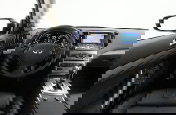 Vista frontal del volante y panel de instrumentos del Infiniti G37 Cabrio.