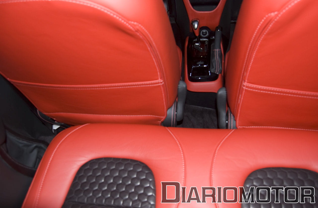 Vista cercana de los asientos deportivos en cuero rojo del Aston Martin Cygnet