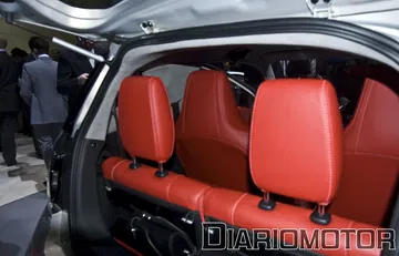 Vista lateral de los asientos rojos del Aston Martin Cygnet, que destacan por su acabado.