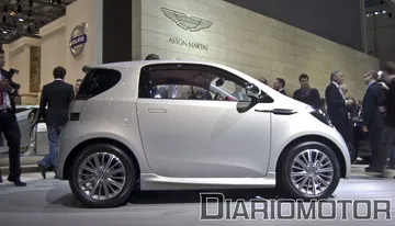 Vista lateral del Aston Martin Cygnet destacando su compacto diseño.