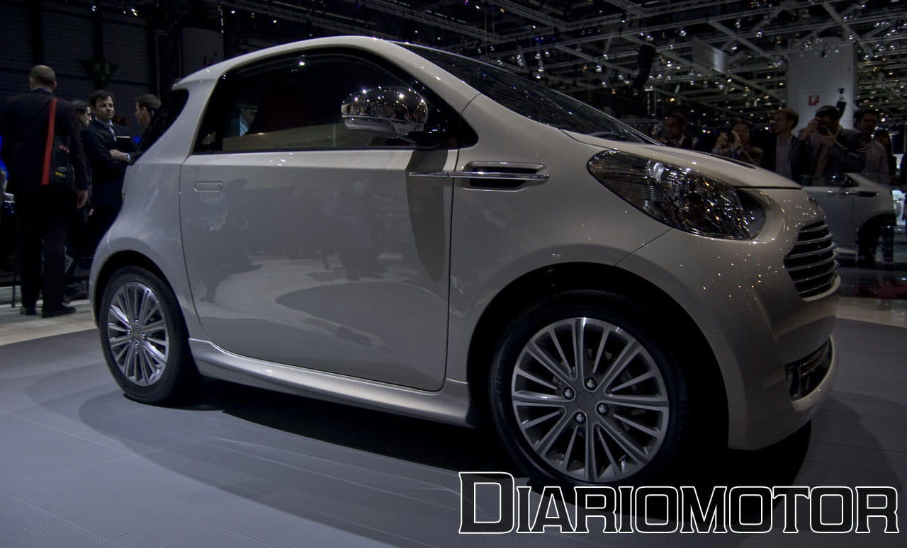 Vista lateral del Aston Martin Cygnet, mostrando su compacta silueta. Vista lateral del Aston Martin Cygnet, mostrando su compacta silueta.