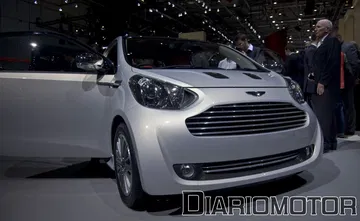 Vista frontal del Aston Martin Cygnet destacando su diseño compacto.