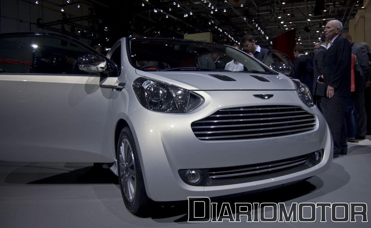 Vista frontal del Aston Martin Cygnet destacando su diseño compacto.
