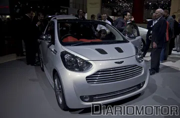 Vista delantera y lateral del Aston Martin Cygnet, destacando su compacto diseño.
