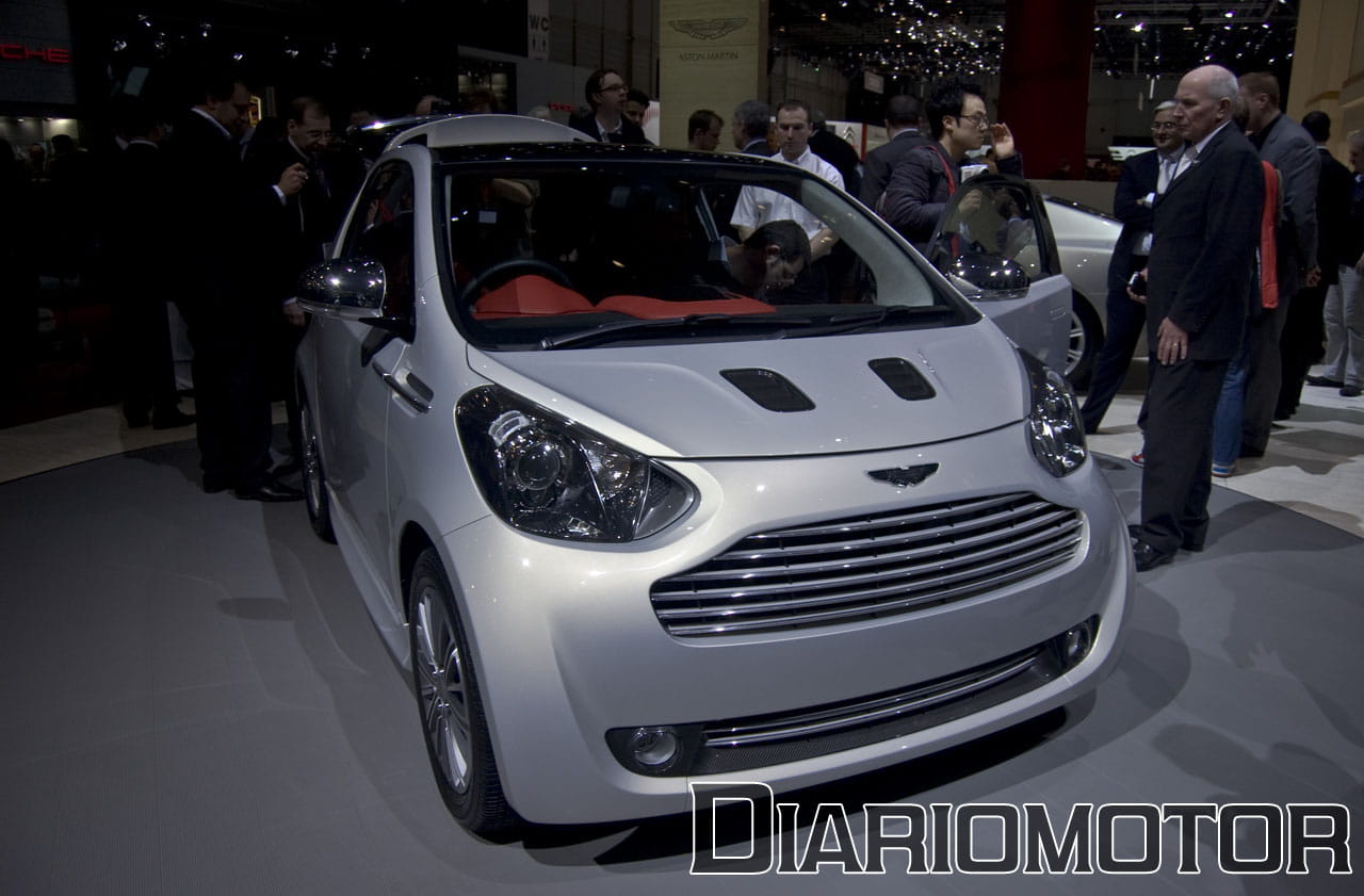 Vista delantera y lateral del Aston Martin Cygnet, destacando su compacto diseño.