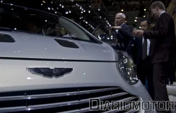 Vista detallada de la parrilla y el emblema del Aston Martin Cygnet.