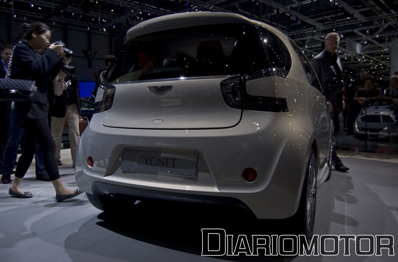 La trasera compacta y lateral del Aston Martin Cygnet resalta su diseño urbano.
