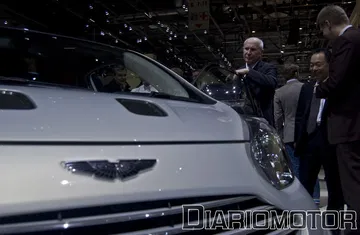 Primer plano del emblema y parrilla del Aston Martin Cygnet.