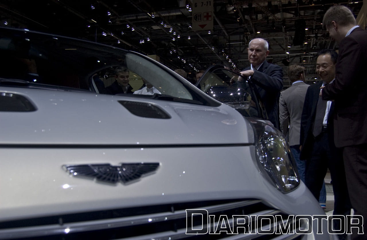 Primer plano del emblema y parrilla del Aston Martin Cygnet.
