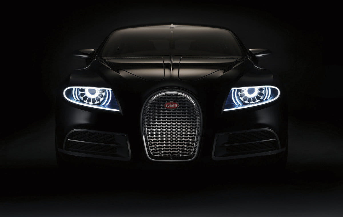 Frontal imponente del Bugatti Galibier con su característica parrilla y faros LED. Frontal imponente del Bugatti Galibier con su característica parrilla y faros LED.
