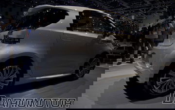 Perfil del Aston Martin Cygnet, mostrando su compacta silueta.