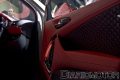 Vista lateral de los asientos de cuero rojo del Aston Martin Cygnet.