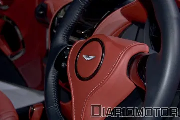 Vista cercana del volante con el emblemático logo de Aston Martin.