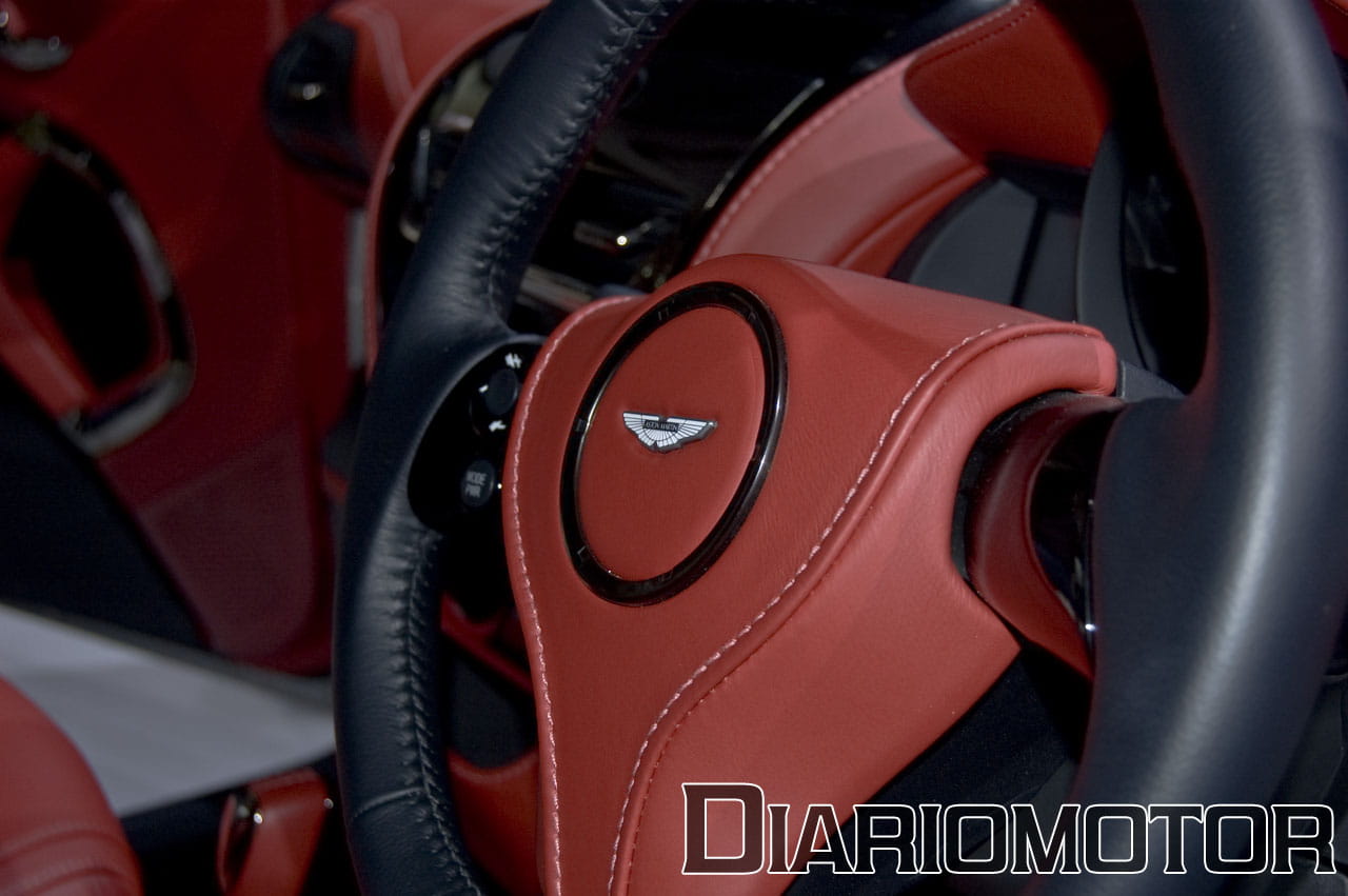 Vista cercana del volante con el emblemático logo de Aston Martin.