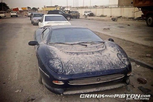 Triste y solo, un Jaguar XJ220 se pudre en Dubai