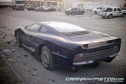 Triste y solo, un Jaguar XJ220 se pudre en Dubai